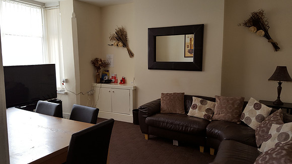Lounge with leather suite, 50" TV , high speed fibre optic wifi. Includes all bills & many  extra's.