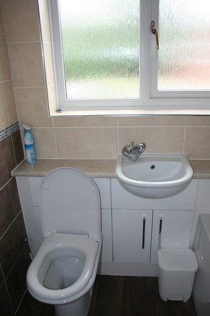 Modern fitted suite.